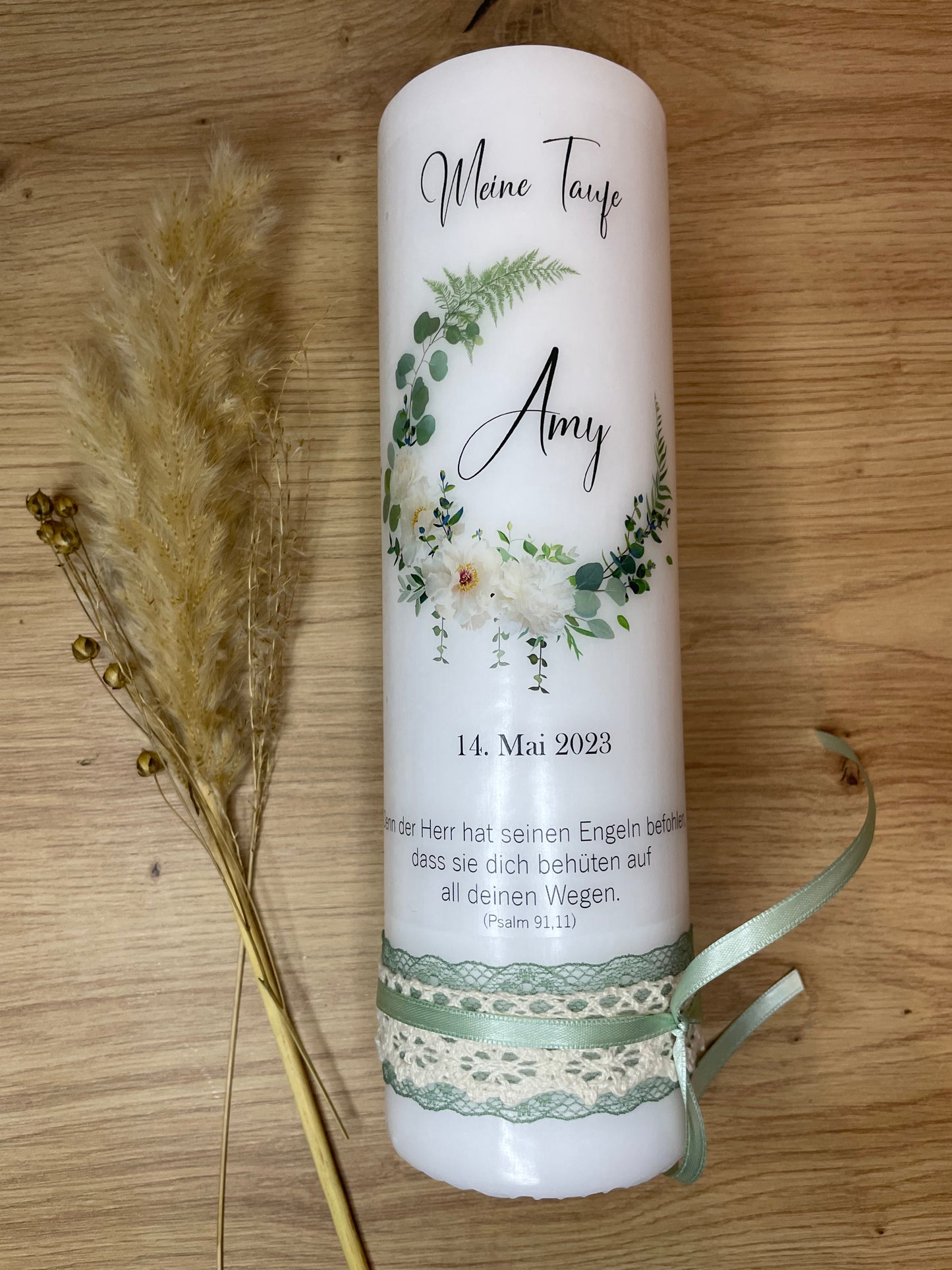 Taufkerze Eukalyptuskranz mit weißen Blumen | Pepe