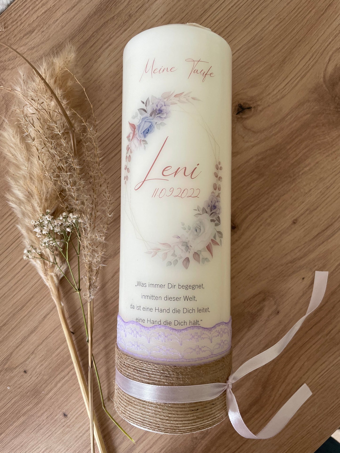 Taufkerze Flieder Blumenkranz | Leni