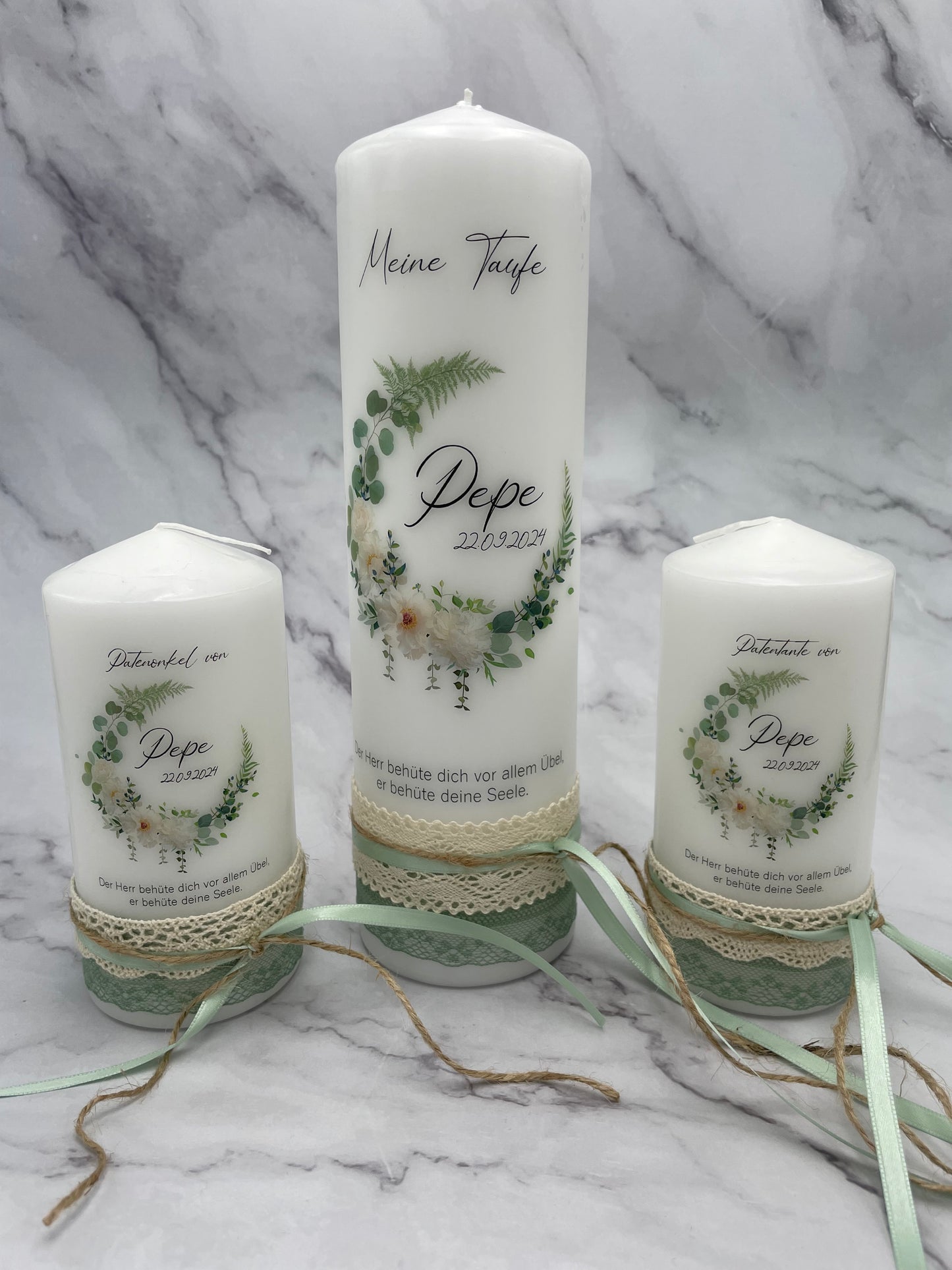 Taufkerze Eukalyptuskranz mit Blumen | Pepe