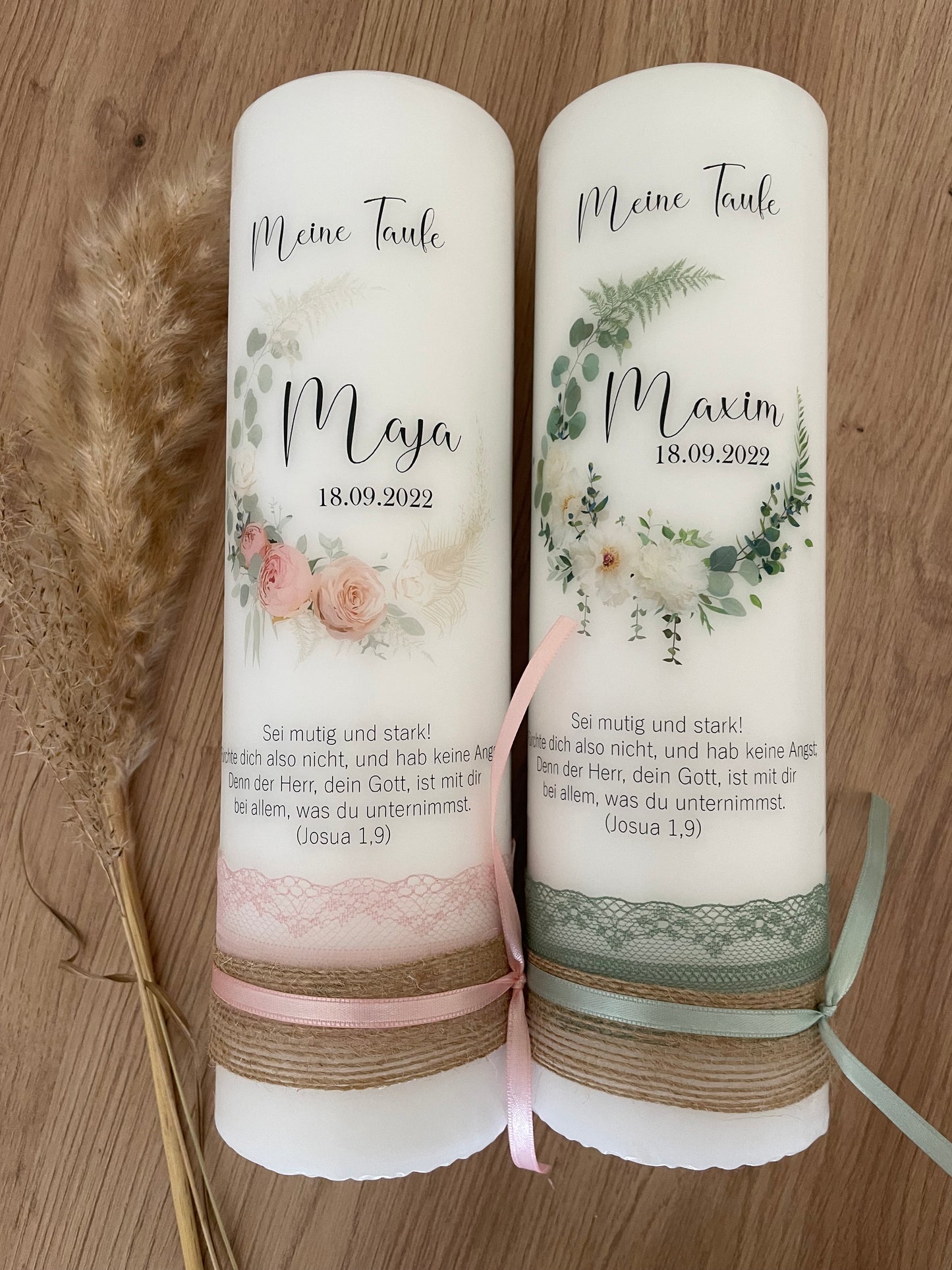 Taufkerze Eukalyptuskranz mit Blumen | Pepe