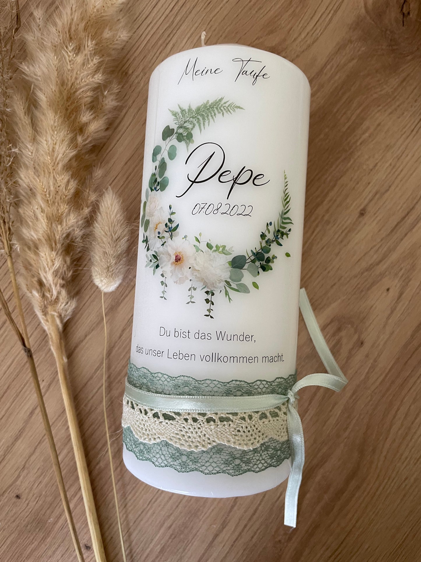 Taufkerze Eukalyptuskranz mit Blumen | Pepe