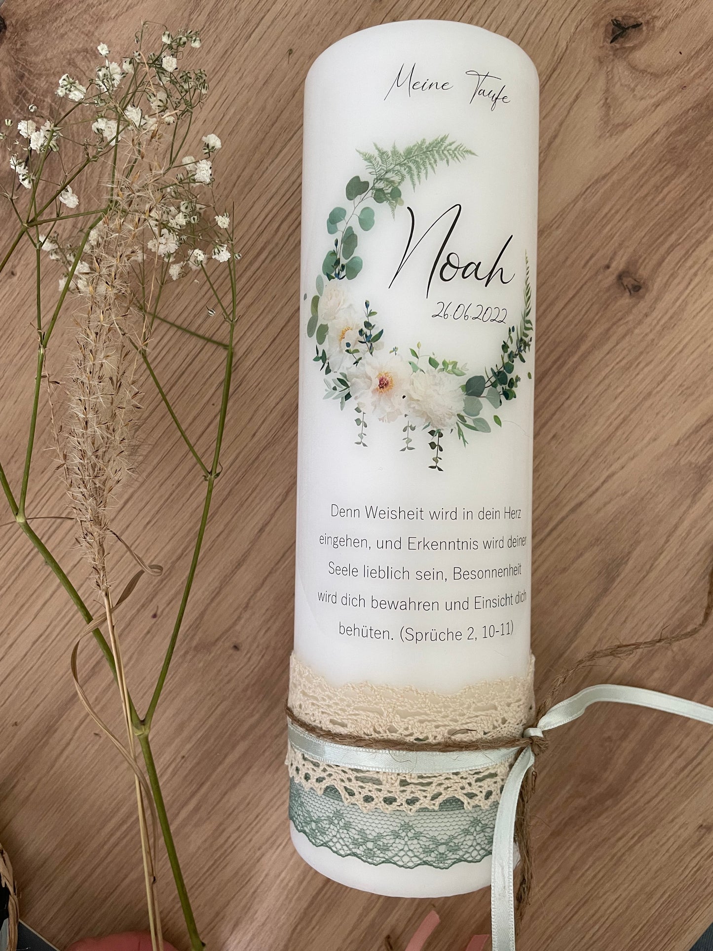 Taufkerze Eukalyptuskranz mit Blumen | Pepe
